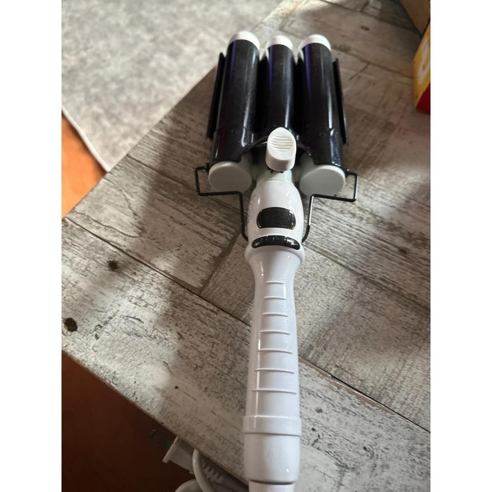 BondiBoost Wave Wand 32mm Triple Barrel Hair Waver Styler Digital White Black
